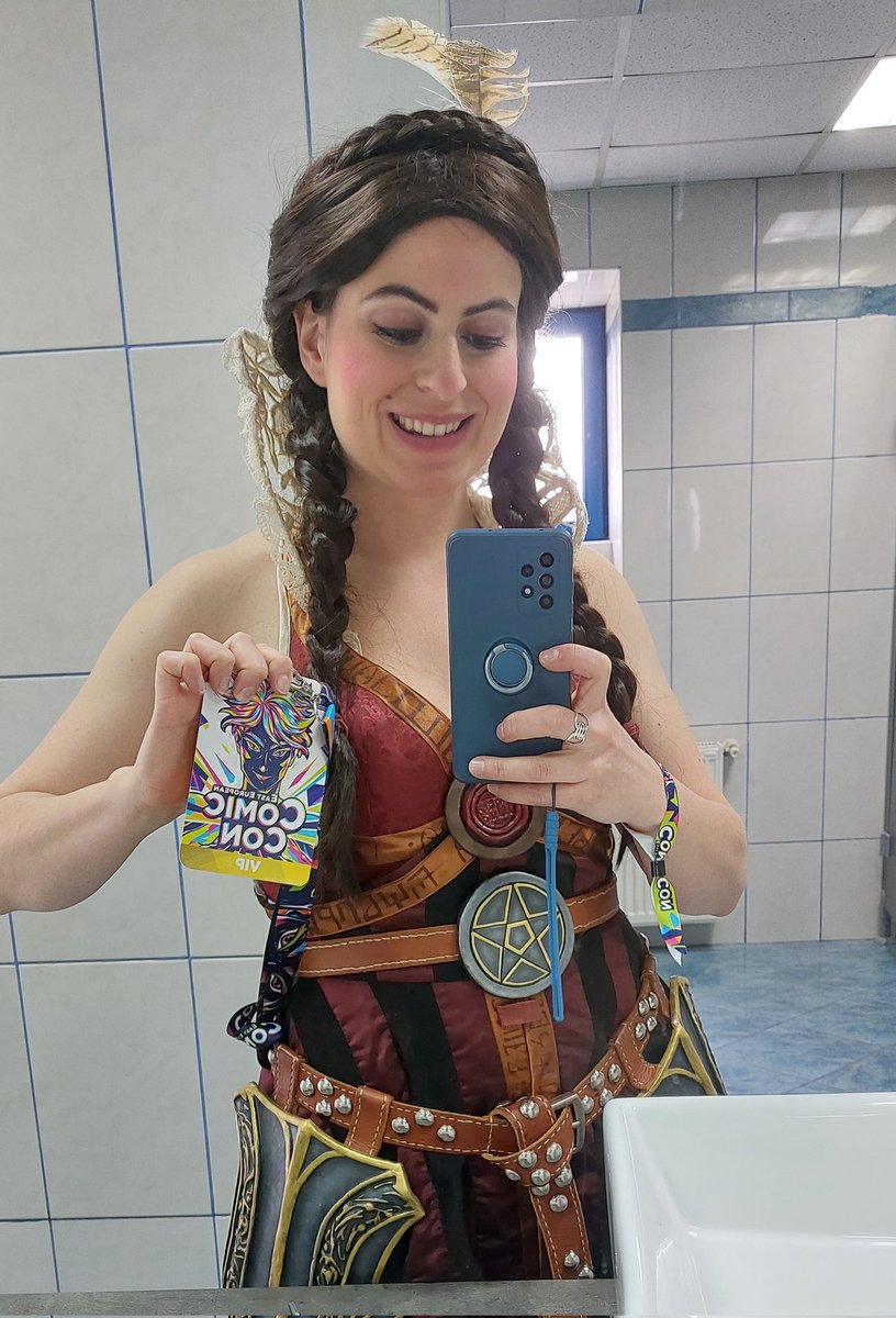 ManlimaCosplay's tweet photo. Primer día de #comicconromania superado! Pasarela y panel con los compañeros cosplayers invitados. Vaya fiesta con DJ tiene está gente aquí fuera 😆 https://t.co/m9eVEWDTU4