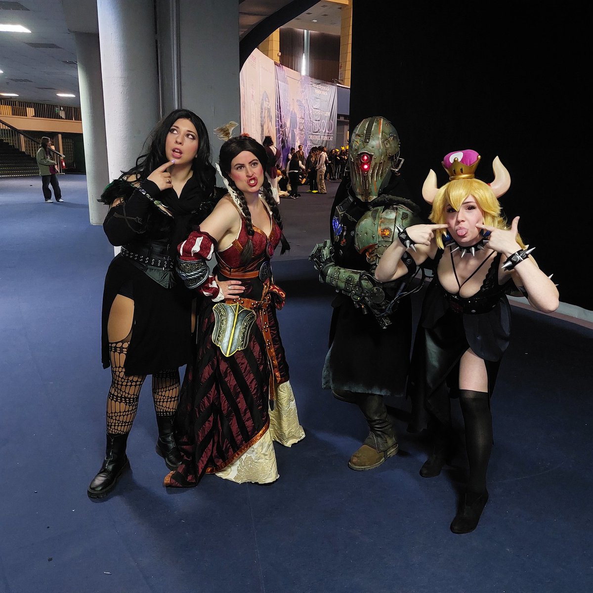 ManlimaCosplay's tweet photo. Primer día de #comicconromania superado! Pasarela y panel con los compañeros cosplayers invitados. Vaya fiesta con DJ tiene está gente aquí fuera 😆 https://t.co/m9eVEWDTU4