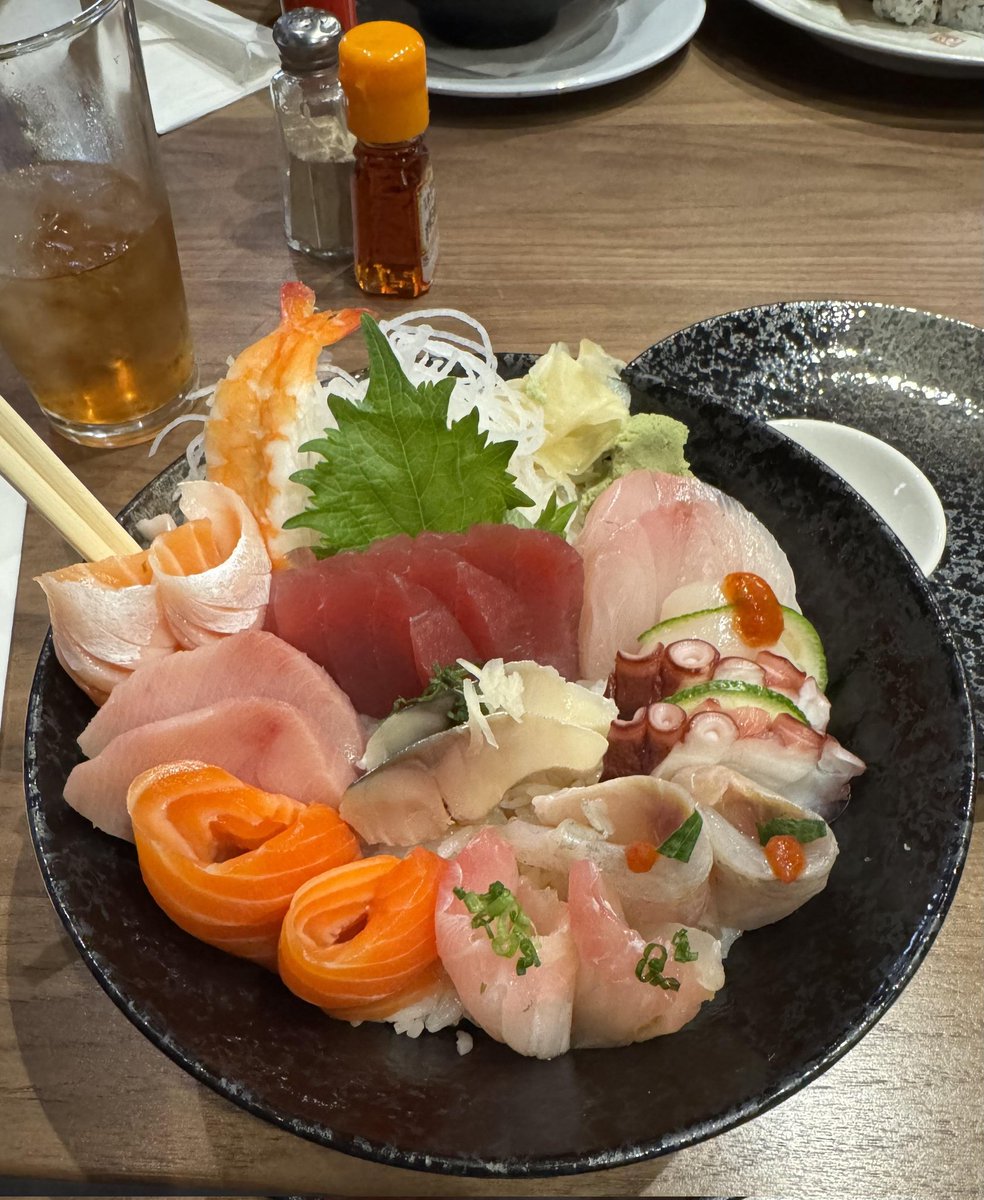 🍣  l just love chirashi bowls. You? 

#chirashi #sushi #sashimi #sushiplate #sushiroll #Japanesefood #chirashibowl #oyster #sushilover #SushiTime #sushiporn #sushifan #sushiaddict #sushilovers #sushilover #sushibar #sushi #sushibowl