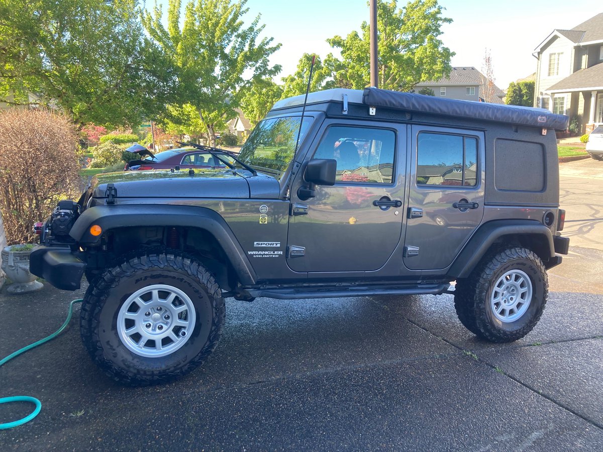 bug_jeep's tweet photo. Jeep’s all nice and clean again, like a Bronco https://t.co/yiHISO29VC