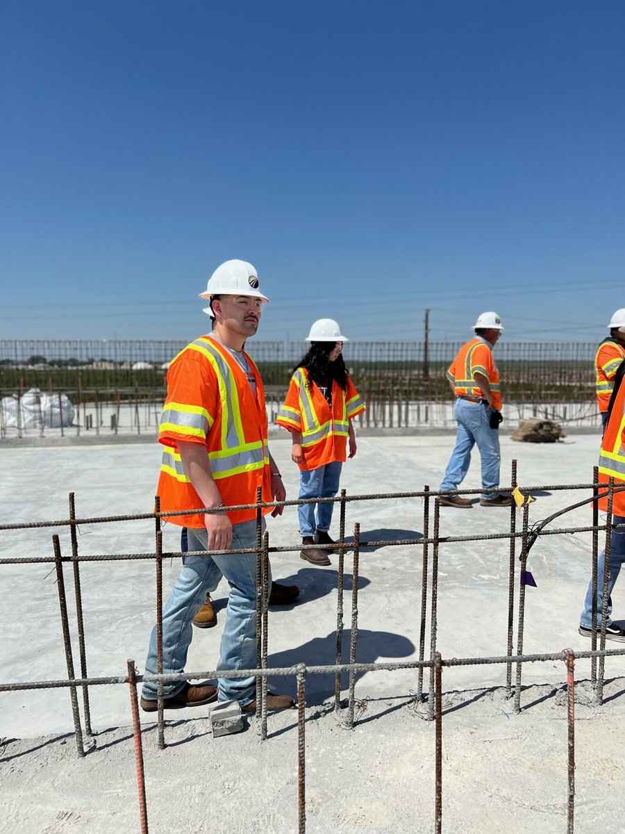 CaHSRA's tweet photo. In collaboration with our long time education partner, Dr. John Green, we took a group of engineering students studying railroad geometry at @Fresno_State to tour construction in the Central Valley! #GoDogs #IWillRide 🚄 🐾 https://t.co/kMkQXD2Hxu