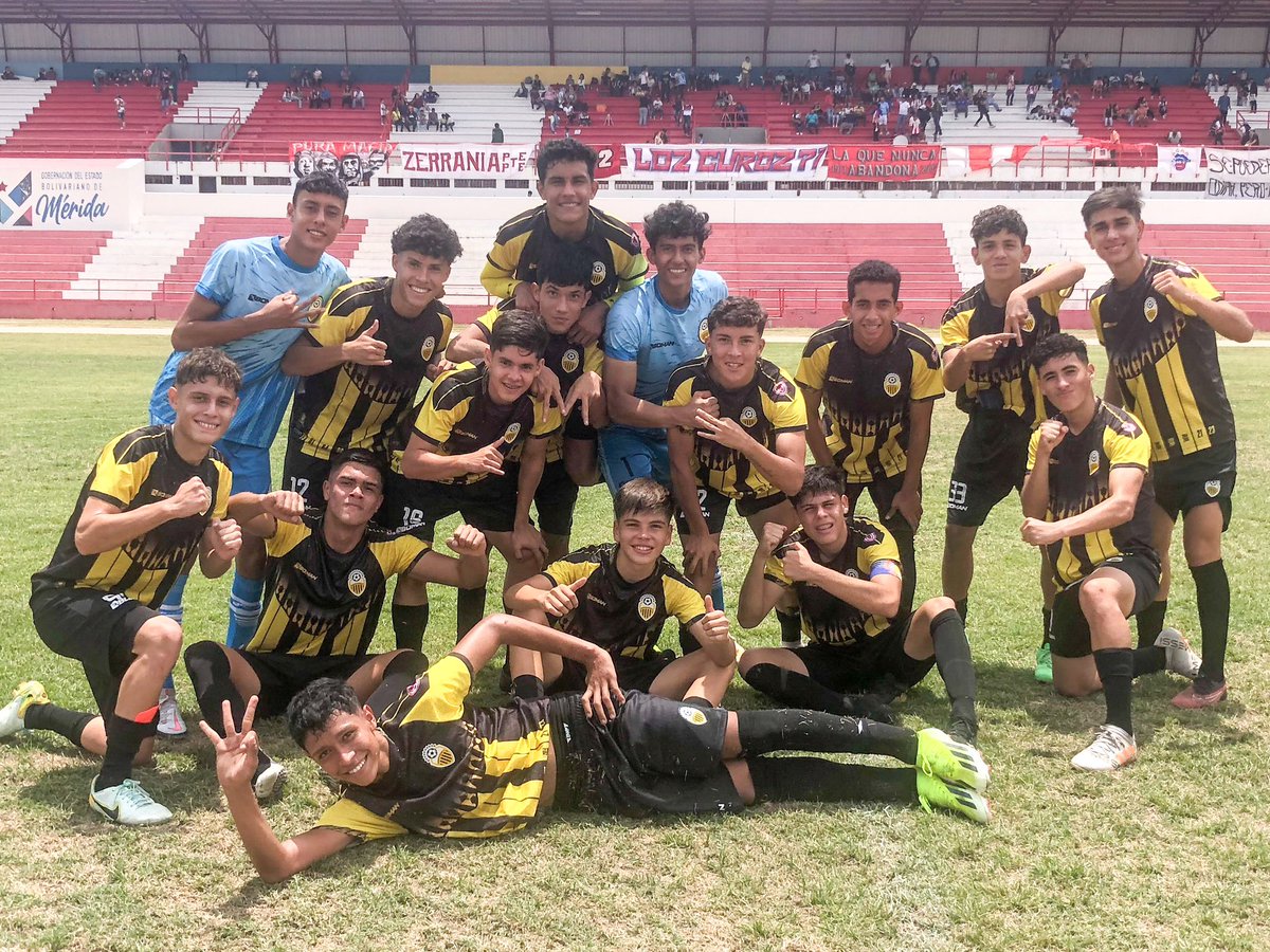 Cantera_DTFC's tweet photo. #CanteraDTFC | #S18 | [⏱️90+3'] | #MER 0-3 #TAC | Termina el partido y tres puntos importantes para la causa Aurinegra en Mérida 🫡  #LigaFUTVEJunior🏆🇻🇪

#VamosTáchira 💛🖤
#ElFuturoDelFUTVE🇻🇪 https://t.co/rp7Jw3udeg