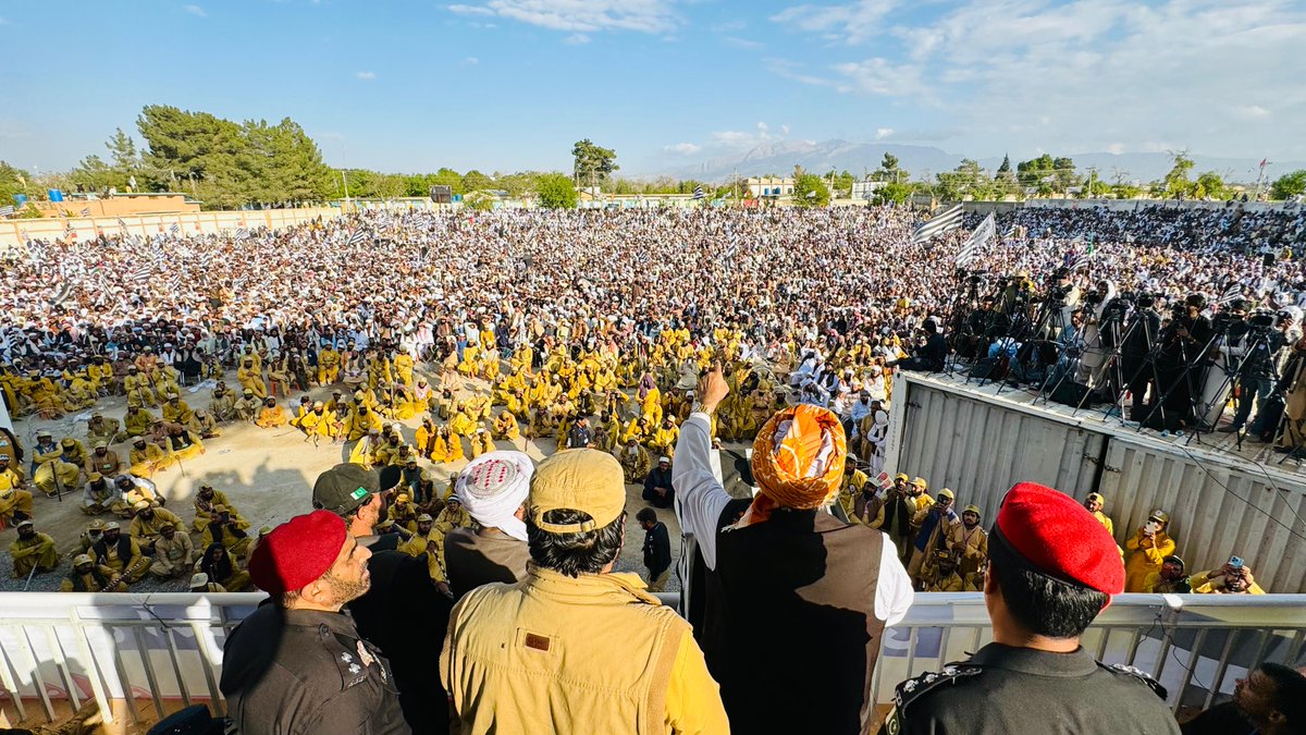 juipakofficial's tweet photo. پشین: قائد جمعیت مولانا فضل الرحمٰن مدظلہ جلسے سے خطاب کر رہے ہیں ۔
#عوامی_اسمبلی_پشین https://t.co/QelDPu16Gk