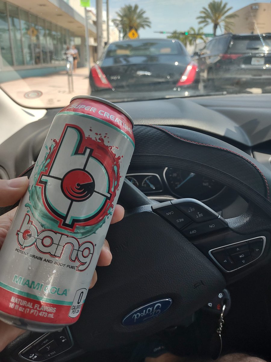 Hsinack's tweet photo. Por Dios! Que caloooor, mejor vopy a casa; pero antes, una #BangEnergy #MiamiCola: porque me gustan las "colas de Miami"... digo nop! ;)
#MiamiBeach #OurCity #OurHome https://t.co/hFfsiZjDio