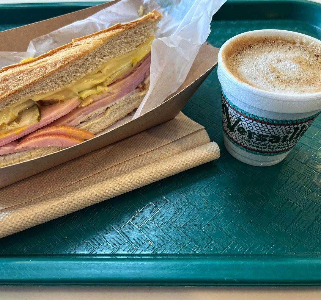 Pan con todo y cafecito como acompañante. ☕️😜 📸: @refurbished.white.trash