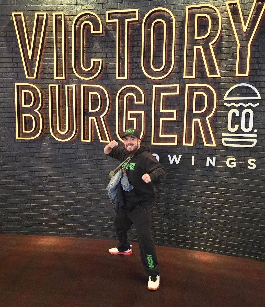 A knockout meal that packs a flavorful punch can be found at #VictoryBurgerWings! 💥🍔

Full Menu: circalasvegas.com/drink-dine/vic… 

#CircaLasVegas #VegasEats #DTLV