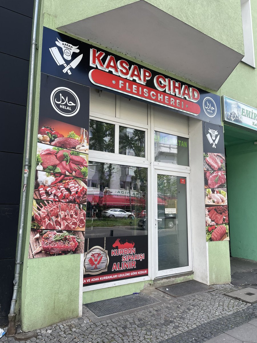 metinsolmaz's tweet photo. Yabancı dilde tabelalar kalkmalı. Berlin’imiz ne halde. Pis göçmenler işimizi elimizden almakla kalmıyorlar yığınla dükkanları da var. https://t.co/WkKzy4F9Xm