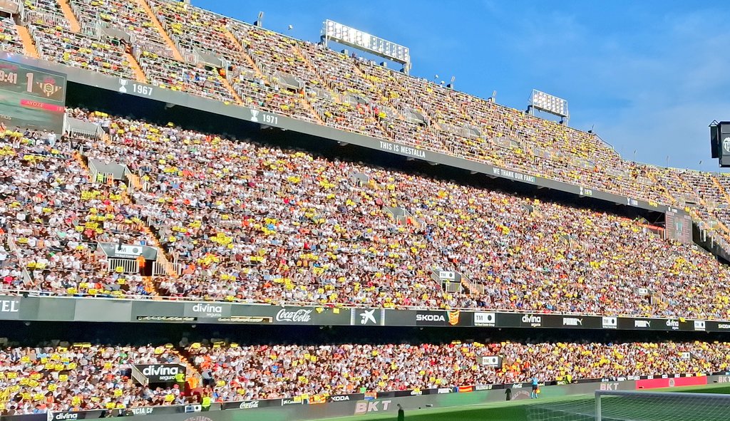 Mestalla se pintó de amarillo....una vez más. Resistir, insistir y persistir. Protestar, animar y defender nuestro escudo por encima de todo y de todos. Orgullo y dignidad. 🦇 #LimGoHome