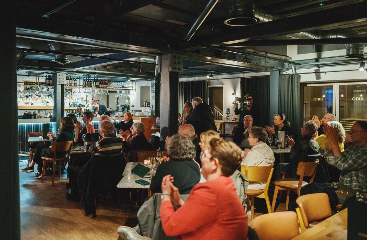 Lovely vibes chez @LeedsLieder last night with the fab @cbjmezzo for our late-night cabaret at Kino. Congrats @jpianomiddleton and everyone there for what’s clearly been a great festival! 📸 @TomArber