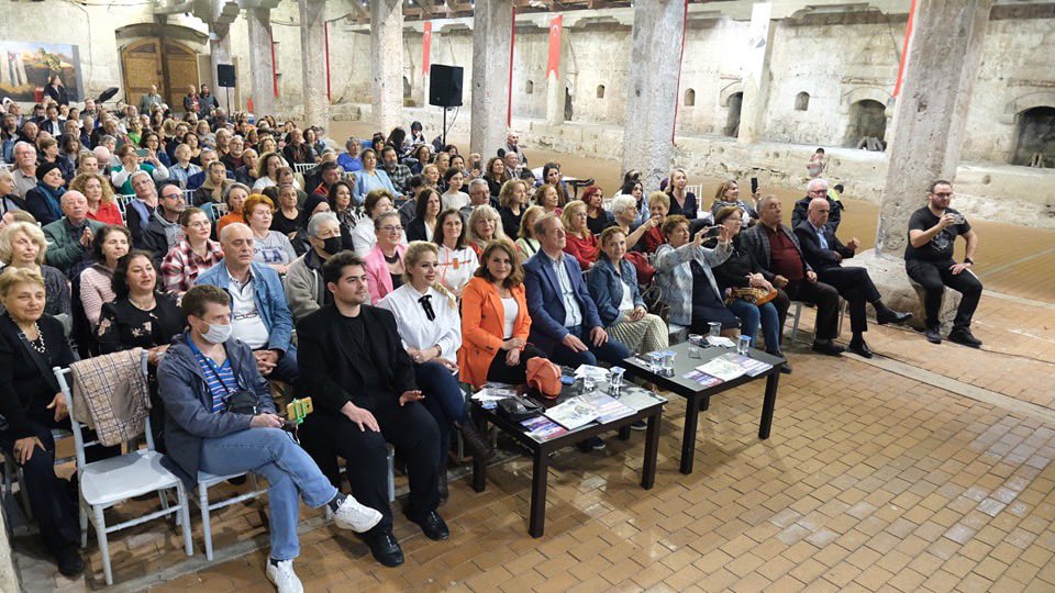 Emekli Öğretmenler Derneği Türk Halk Müziği korosu, şef ve bağlama hocası Mustafa Karaduman rehberliğinde ve misafir şef Taner Demiralp yönetiminde 'Türkülerden Bir Demet' adlı özel konserleriyle Kültürpark Kervansaray'da bizlerle biraraya geldi. Katılım sağlayan büyük