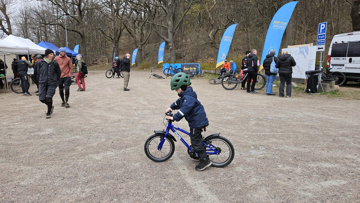 Bike competition in Gothenburg tomorrow! No class open for 5 yo'lds but training wheels are off and he deserves som Lördagsmys!