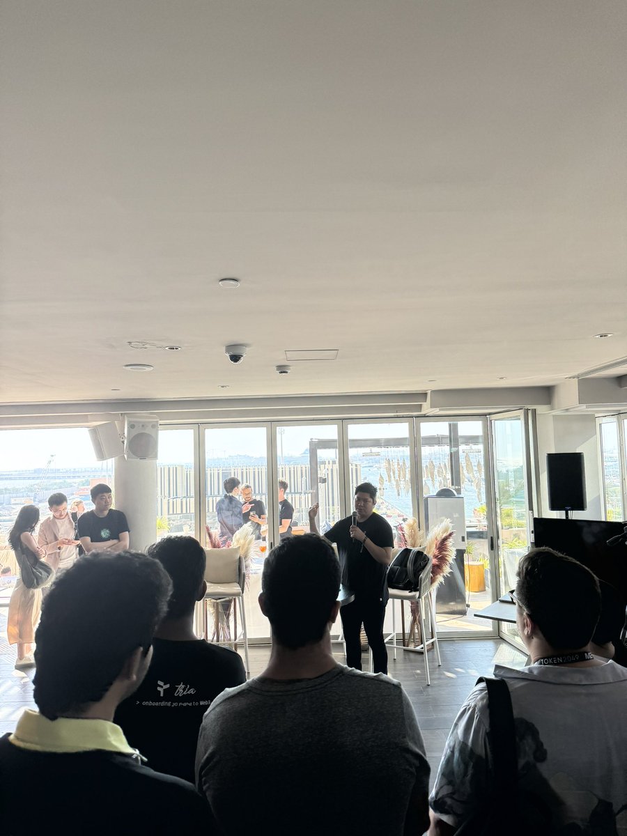 At #NarrativesFest, @Monad_xyz's @KeoneHD shared invaluable insights on community building! 🌟

Here are some key takeaways:

1️⃣Begin with great people.
2️⃣Communication is crucial for engagement.
3️⃣Set ambitious goals for aligned efforts.
4️⃣Patience yields results, akin to