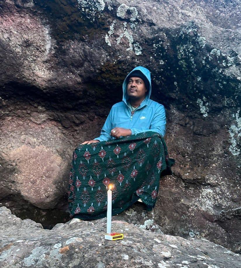 NatnaelMekonne7's tweet photo. በእድሜዬ እንዲህ አይነት ተአምረኛ ተዋናይ ብሄራዊ ቴያትርም፤ ይሁን ሀገር ፍቅር፤ አሊይም ደግሞ ሲኒማ ራስም ይሁን መዘጋጃ ቤት አይቼም ይሁን ሰምቼ አላውቅም፡፡  

ለመሆኑ ከታች የምታዩት ፎቶ ላይ ሰውየው ማለቴ ሴትየዋ ይሄንን ረጅም ቀሚስ አጥልቃ ምን የሚሉትን ድራማ እየተወነች ነው? 🤣

ሰሞኑን ከቦታ ቦታ እየሮጠ ነው መሰል ሰውነቱም ከስቷል!