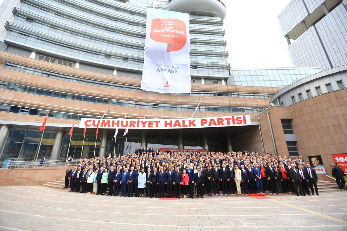 Büyükşehir Belediye Başkanımız Ahmet Aras CHP Yerel Yönetimler Çalıştayı’na katıldı. 31 Mart Yerel seçimlerinde seçilen tüm belediye başkanları 20-21 Nisan tarihleri arasında düzenlenen Yerel Yönetimler Çalıştayı için Ankara’da CHP Genel Merkezi’nde buluştu.