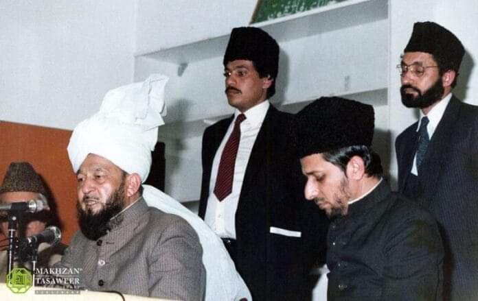 20 April 1984 (40 years ago): 

On this day, HAZRAT KHALIFATUL MASIH IV(rh) delivered HIS FRIDAY SERMON in the Ahmadiyya mosque in Islamabad, PAKISTAN🇵🇰. It was HIS LAST SERMON in Pakistan before migrating to London, UK🇬🇧. 

(Khutbat-e-Tahir, Vol. 3, p. 215)
#Ahmadiyya