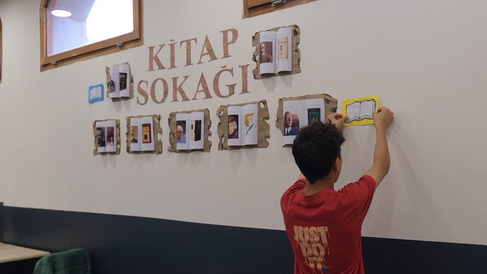 'OKUMAK CEHALETE ZARARLIDIR.' DR. HASAN AKGÜN Büyükçekmeceli gençlerimizle Egemenlik ve Gençlik Merkezimizde 'Kütüphanede Bir Gün' etkinliğimizde buluşarak eğitici ve keyifli bir atölye çalışması gerçekleştirdik.