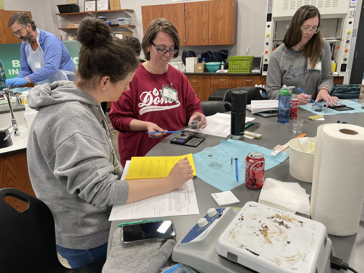 SandersGISA's tweet image. Soy much fun this morning making soy based crayons, bioplastic and conductive paint this morning @grownextgen Bioproduct Workshop! After lunch product testing with @HenzGISA @Ohiosoycouncil