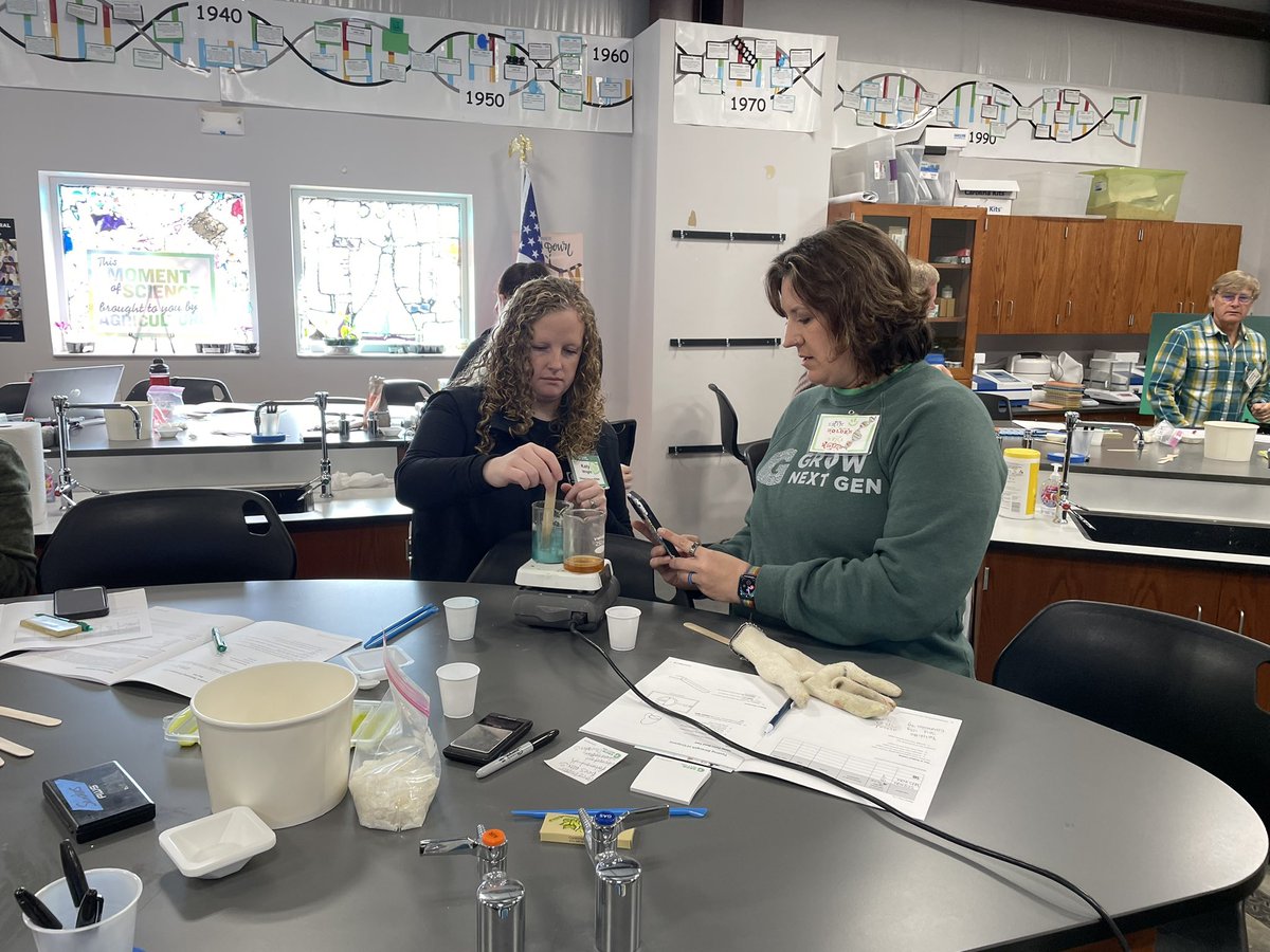 SandersGISA's tweet image. Soy much fun this morning making soy based crayons, bioplastic and conductive paint this morning @grownextgen Bioproduct Workshop! After lunch product testing with @HenzGISA @Ohiosoycouncil