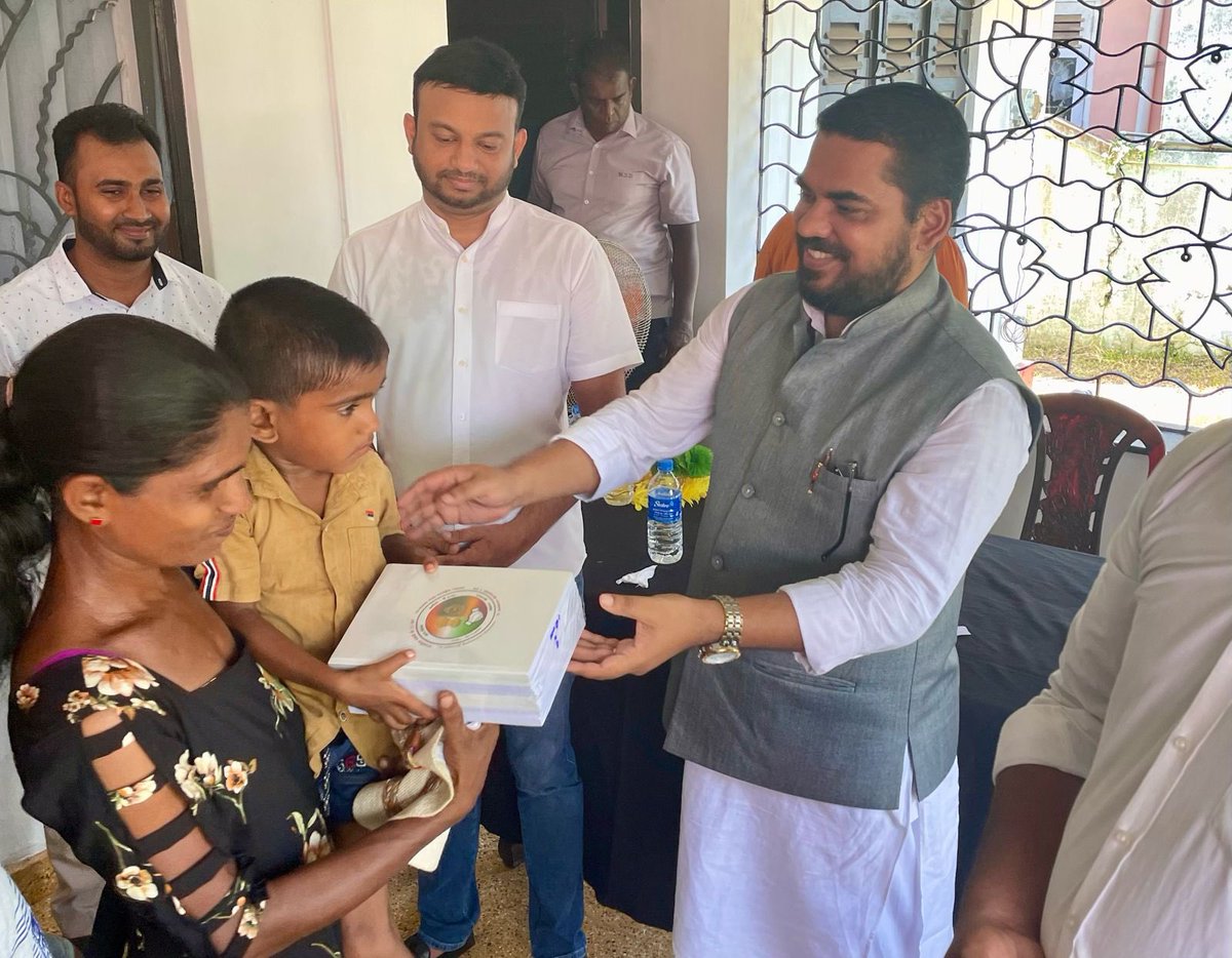 Empowering the next generation! Director @iccr_colombo distributed notebooks to 1000 students in different parts of Gampaha on behalf of @IndiainSL today. Thanks Hon. MP @DrKavindaJ for coordinating.