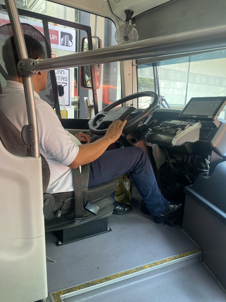 viviniro's tweet photo. Como cuando la seguridad no es tu prioridad @LaSEMOVI @MetrobusCDMX @martibatres CISA-1120 metrobús sobre insurgentes sur. Que mal!! https://t.co/k8gQLLJpKp