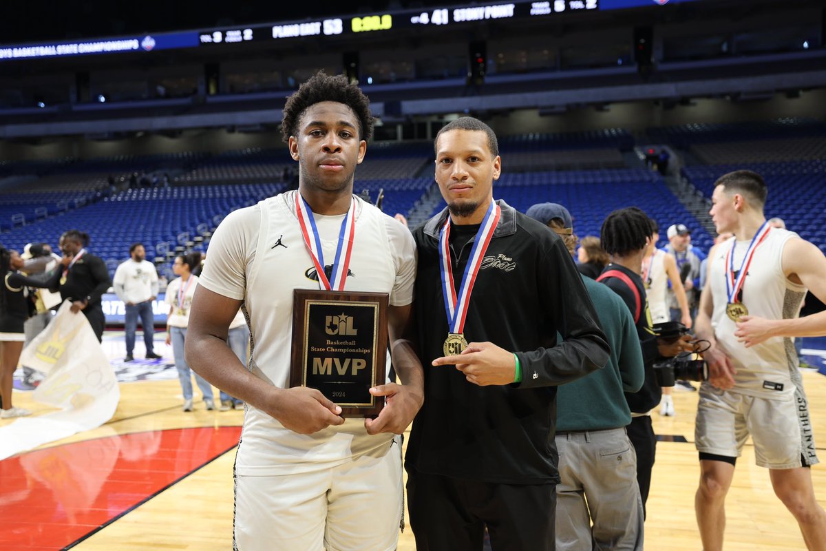 Big state championship style congratulations to the best assistant coach in the state. And it’s official now. @tabchoops recognized Coach Michael Godwin as 6A assistant coach of the year. Jaylon Simpson from Armstrong Middle School was awarded middle school coach of the year.