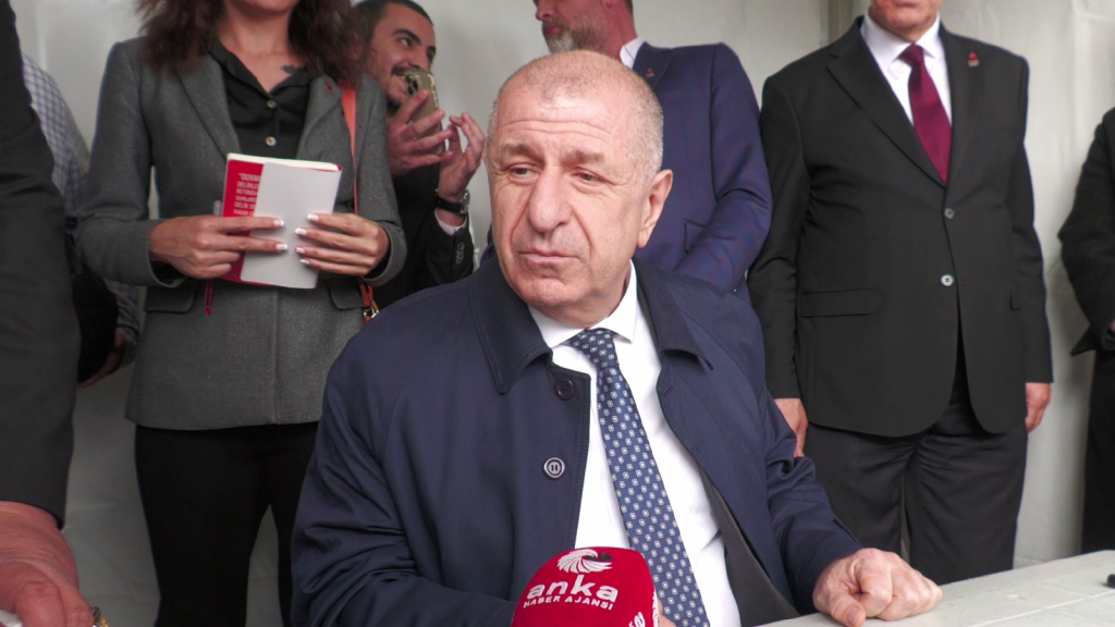 feridunyildiz's tweet photo. Ümit Özdağ’dan hükümete IMF tepkisi: Borcu Türk Devleti, Türk Milleti ödeyecek; yarısı Suriyelilere ayrılacak 

Hükümetin IMF ile temaslarını değerlendiren Zafer Partisi Genel Başkanı  Ümit Özdağ, “Türkiye’nin menfaatlerinin aleyhinde bir gelişme olarak  görüyoruz. Dünya Bankası’ndan alınan son kredide yaratılacak istihdamın  ki proje merkezli bir kredi bu. Yüzde 50 sığınmacı istihdamına bağlanmış  olması kabul edilebilir değil. Çünkü borcu Türk Devleti, Türk Milleti  ödeyecek; yarısı Suriyelilere ayrılacak. Bu Türkiye’ye yönelik büyük  komplonun aslında çok somut göstergelerinden birisi. Sığınmacıları  burada kalıcı hale getirmek için gösterilen uluslararası çabalardan bir  tanesi” dedi.

https://t.co/JqBR7xLod2