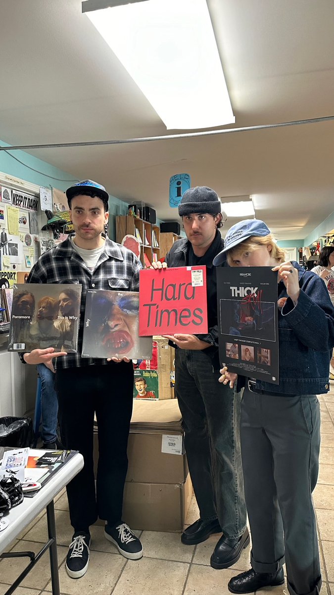 Paramore en Grimeys en Nashville 📷via historias