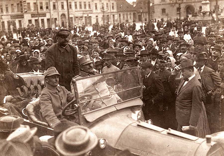 antiquesOR's tweet photo. on 20 April 1919, the 6th and 7th Divisions of #Romanian #Army, under the command of Gen. Traian Mosoiu, arrived in #Oradea, being welcomed by the population of the city with #flowers and #joy.  

#todayinhistory https://t.co/ntQt1eHwPA