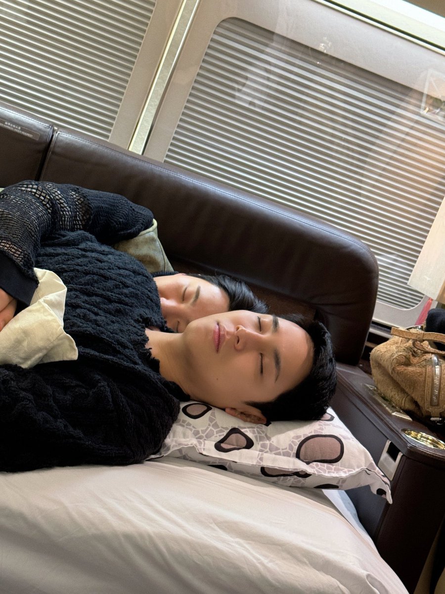 lovebabydeul's tweet photo. my eepy duo https://t.co/q8HaYnpwSM