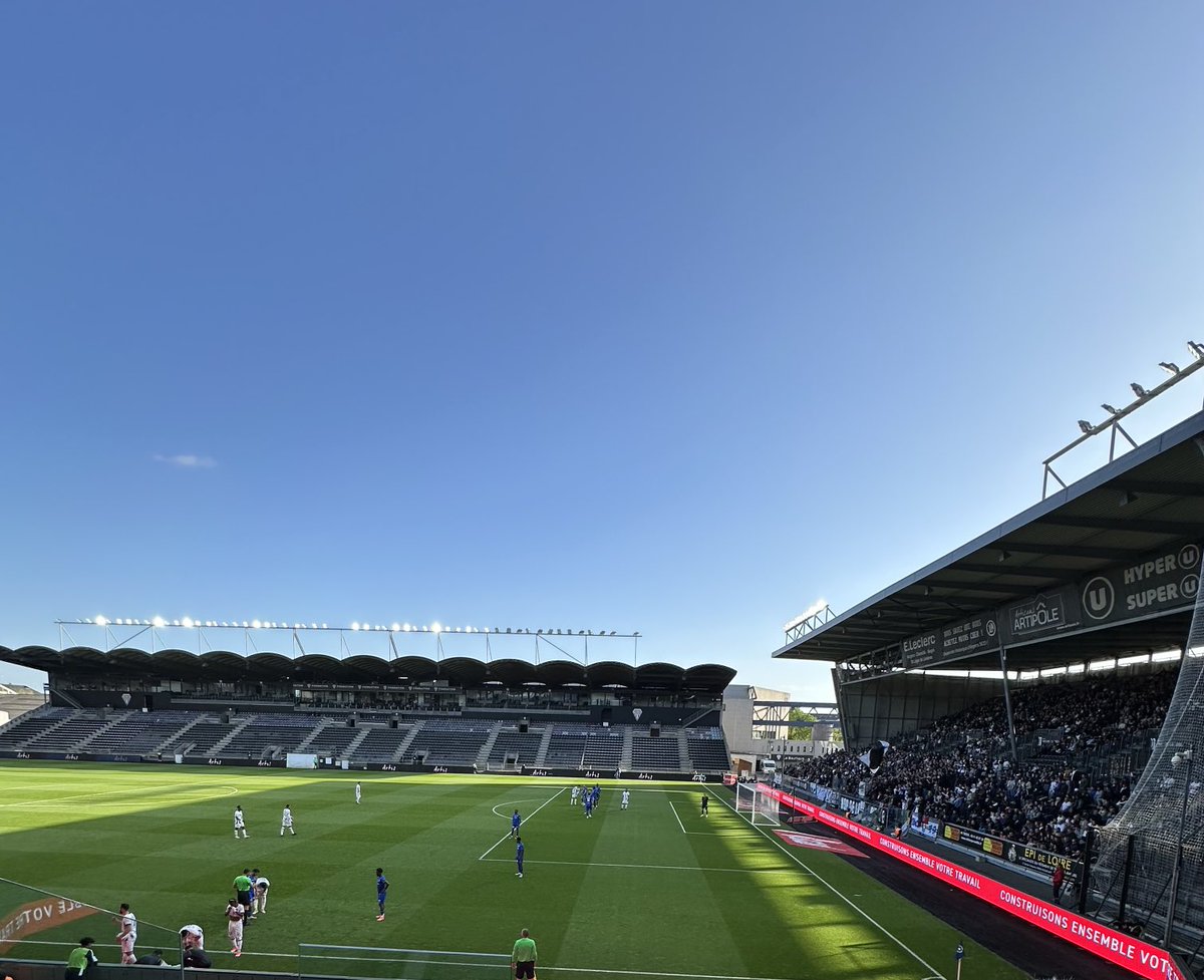 Bon match la #TeamSco 🖤🤍 ⁦@AngersSCO⁩ faites nous rêver pour la montée #SCOESTAC #LaForceDuSco #LaDalleAngevine