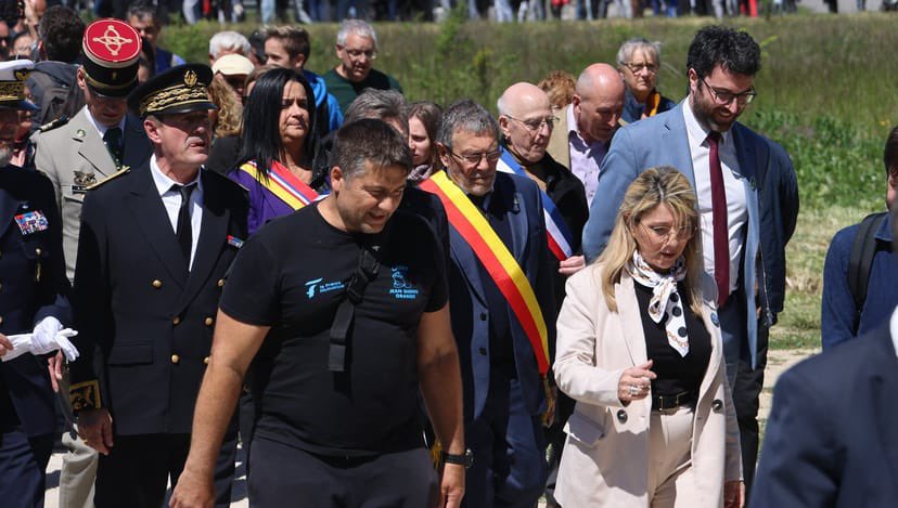 18 août 1944. Les nazis obligent 700 juifs et résistants à marcher 17 km du pont de Roquemaure à Sorgues pour les amener à Dachau
Grâce à Thierry Armant, des centaines d’élèves et professeurs ont marché dans les pas de ces déportés, pour que le fil de leur mémoire ne se coupe pas
