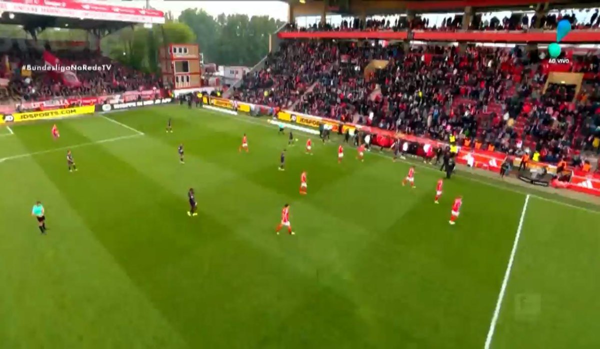 APITA JUIZ Fim de primeiro tempo no estádio An Der Alten Försterei Union Berlin 0 x 2 Bayern #BundesliganaRedeTV