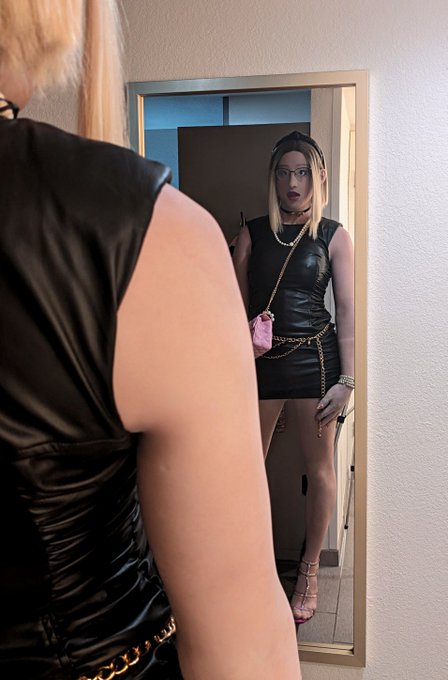 It all about have some mirror time!  🎞️Working on a new video🎞️ &hearts;️Thanks to all you who looked at my<a href="/tag/goodvibesonly"class="tags"><span>#goodvibesonly</span></a>