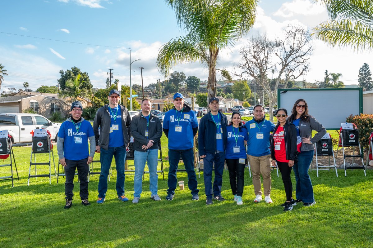 socalgas's tweet photo. #DidYouKnow that April is #NationalVolunteerMonth? We would like to thank the members of #TeamSoCalGas who have contributed countless volunteer hours to help improve the communities we serve. Your hard work and dedication truly make a difference! #GladToBeOfService https://t.co/XNkPAZjngn