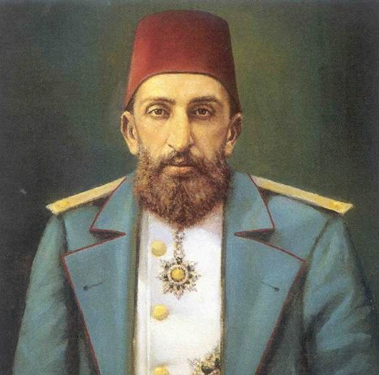 1- Sultan II. Abdülhamid’in en yaygın kullanılan görseli bu. Fotoğraf desen değil, tablo desen fazla realistik ve başarılı ama ne ressamı ne tarihi belli. Bu gizemli fotoğrafın ardındaki hikayeyi deşmek artık farz oldu. Haydi başlayalım...