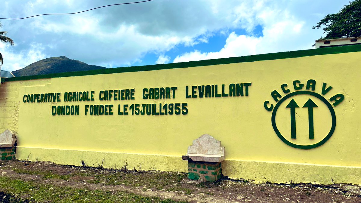 Un plaisir d’être de retour à Dondon pour rendre visite à La Coopérative Agricole Caféière Gabart le Vaillant. La coop a livré 50 tonnes de produits alimentaires au @WFP_Haiti ce mois d’Avril pour les cantines scolaires. Bravo 🙏🏽!
