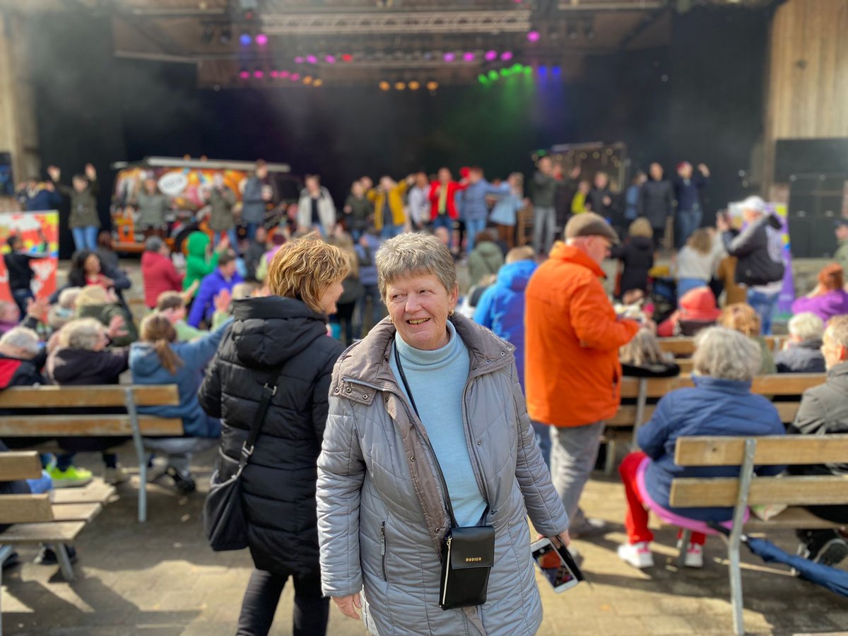 LucBeld's tweet image. Vandaag de 5e editie: Funny Day in Losser, waarbij dankzij Ferdie en Tiny de Boer meer dan 400 mensen met een zorgbehoefte hebben genoten van een geweldig muziekspektakel! Gaaf dat ik samen met mijn maat Thijs Fleer de presentatie mocht doen!
#volgendjaarweer
@hallolosser
@DTZC