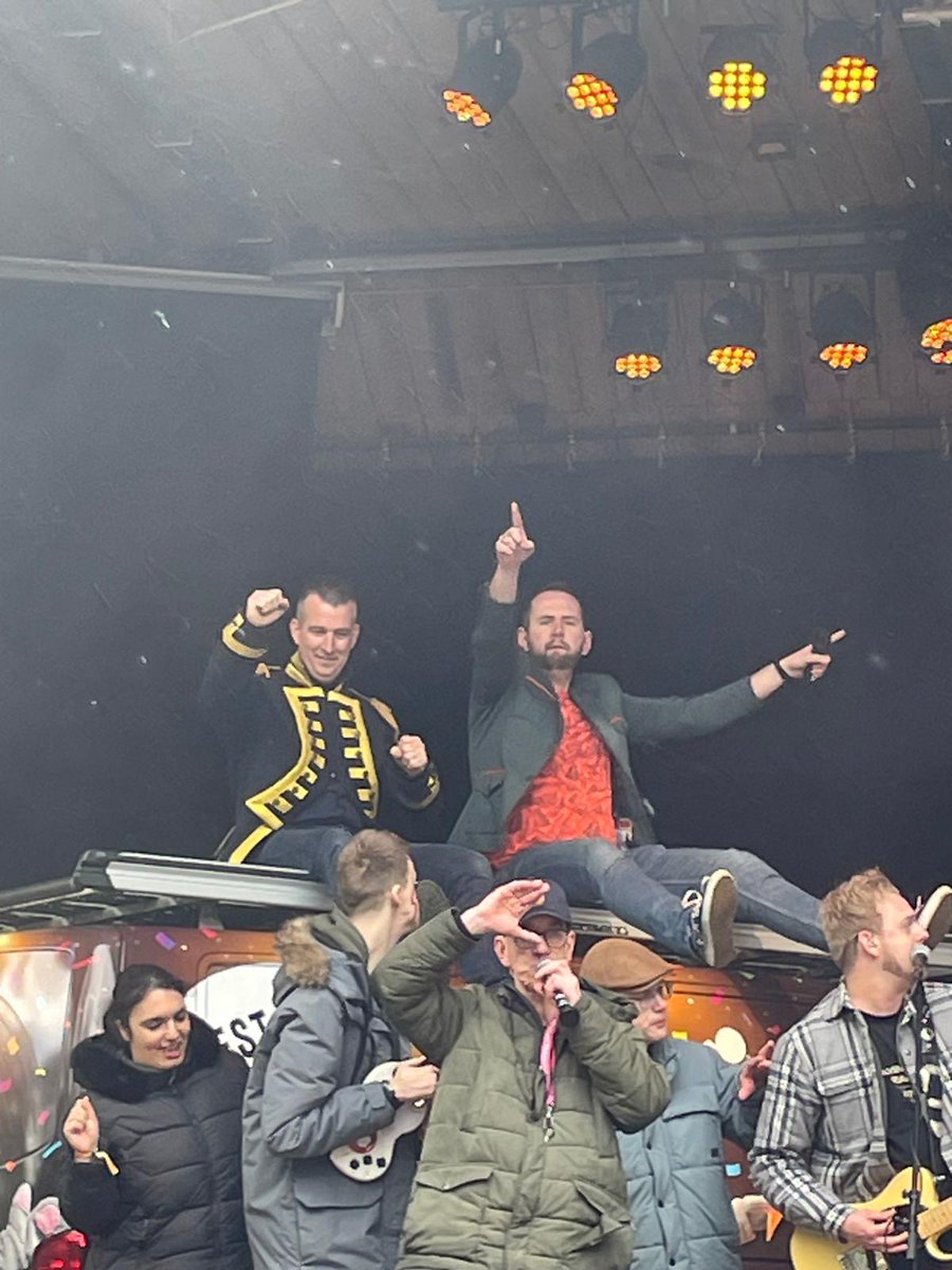 LucBeld's tweet image. Vandaag de 5e editie: Funny Day in Losser, waarbij dankzij Ferdie en Tiny de Boer meer dan 400 mensen met een zorgbehoefte hebben genoten van een geweldig muziekspektakel! Gaaf dat ik samen met mijn maat Thijs Fleer de presentatie mocht doen!
#volgendjaarweer
@hallolosser
@DTZC