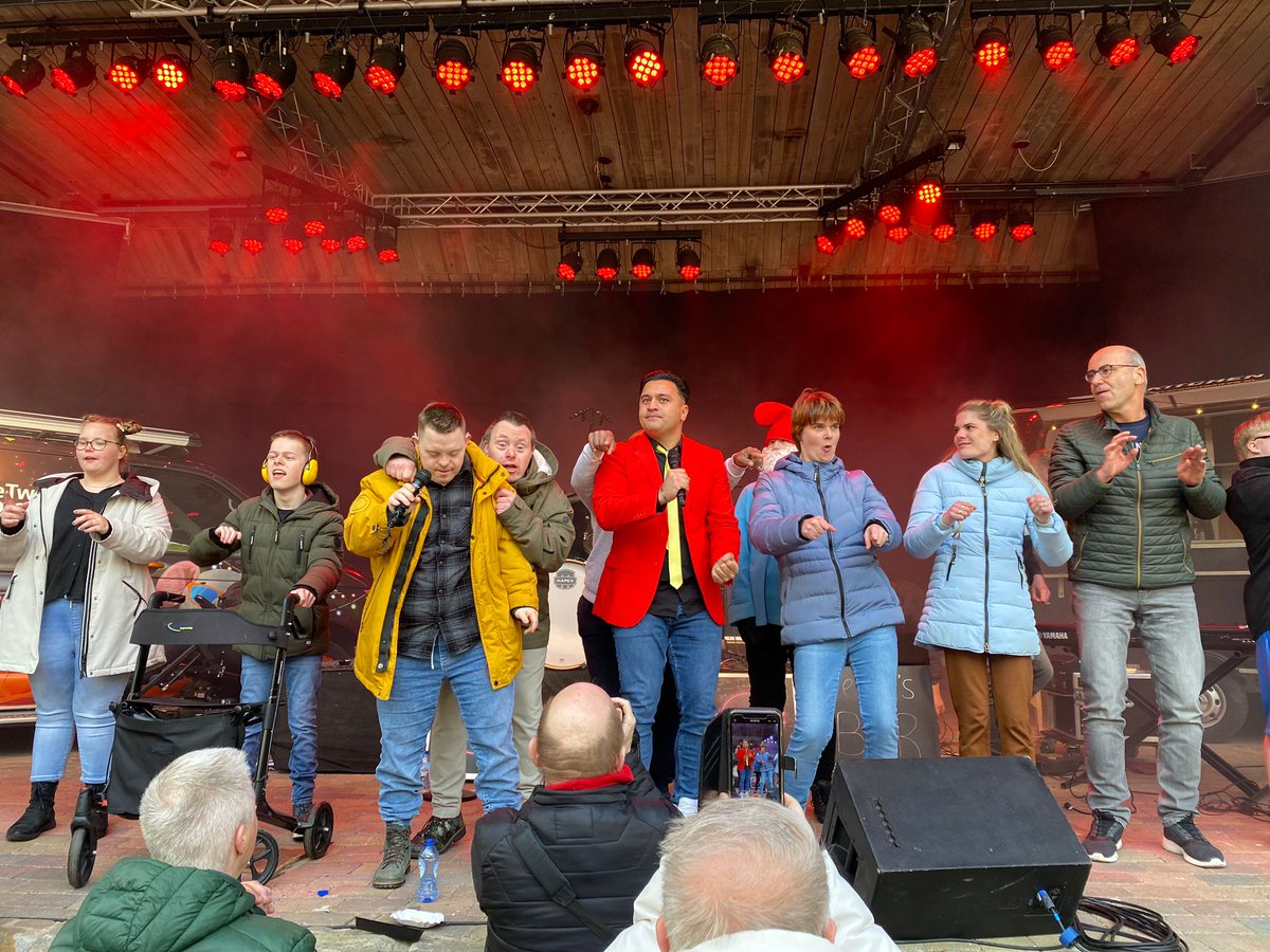 LucBeld's tweet image. Vandaag de 5e editie: Funny Day in Losser, waarbij dankzij Ferdie en Tiny de Boer meer dan 400 mensen met een zorgbehoefte hebben genoten van een geweldig muziekspektakel! Gaaf dat ik samen met mijn maat Thijs Fleer de presentatie mocht doen!
#volgendjaarweer
@hallolosser
@DTZC