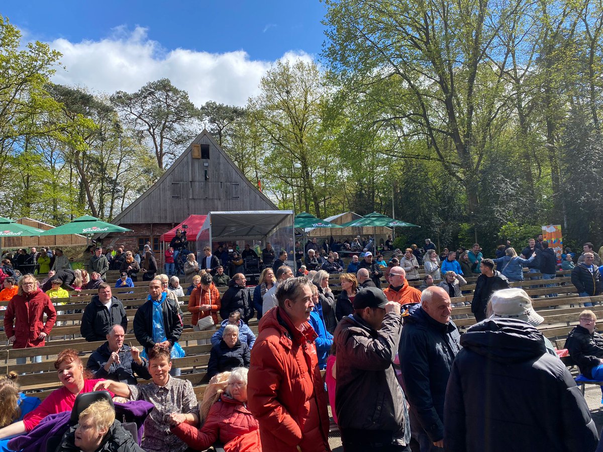 LucBeld's tweet image. Vandaag de 5e editie: Funny Day in Losser, waarbij dankzij Ferdie en Tiny de Boer meer dan 400 mensen met een zorgbehoefte hebben genoten van een geweldig muziekspektakel! Gaaf dat ik samen met mijn maat Thijs Fleer de presentatie mocht doen!
#volgendjaarweer
@hallolosser
@DTZC