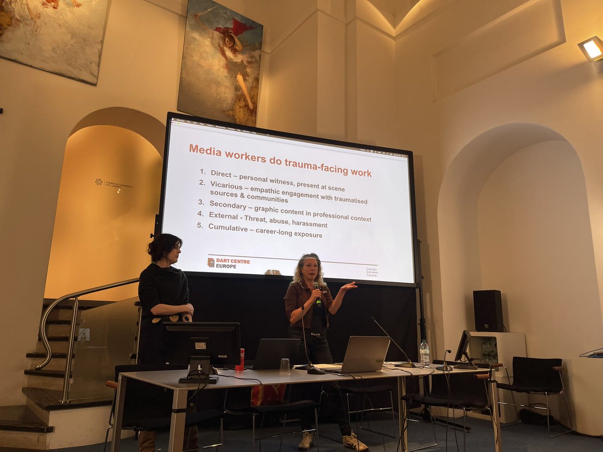 A really brilliant and important session to end my time at @journalismfest: Psychological safety 101 by @laurenwalsh242 and @julianaruhfus. Highly interactive - focusing on the tools to strengthen psychological safety and build resilience, but also the importance of preparation…
