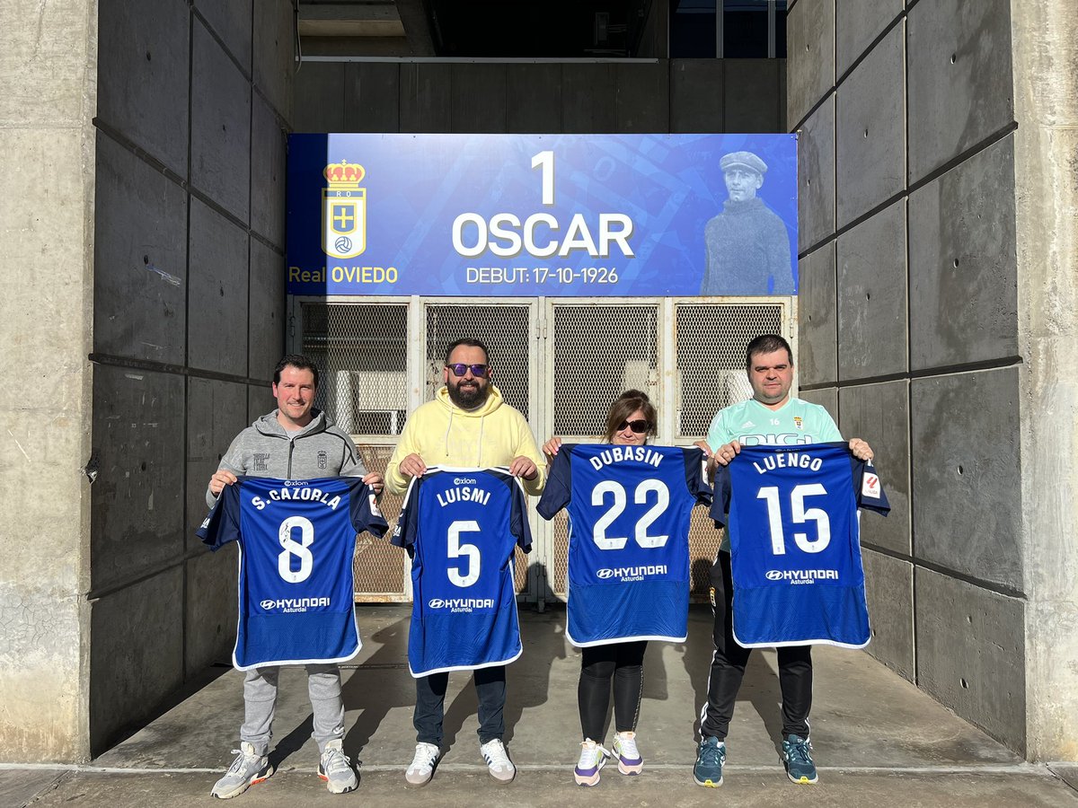 Los ganadores ya disfrutan de sus camisetas. Agradecidos a vosotro@s por la buena acogida de la subasta y al @RealOviedo por las donaciones.💙😊