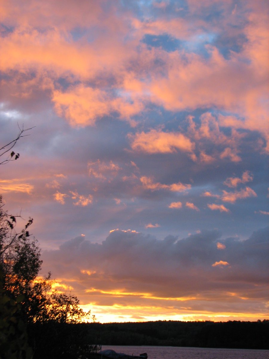 Good morning and Happy Saturday to you!☕☕ Here is a colorful sunset sky with very cool cloud formations!🌅 Have a great weekend! #sunset #sunsetphotography #SaturdayVibes