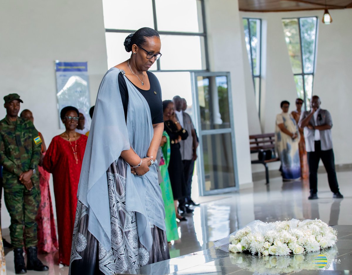 NsengimanaJado's tweet photo. Umubyeyi w'u Rwanda Nyakubahwa @FirstLadyRwanda
yashyize indabo,anunamira aharuhukiye umwamikazi wa nyuma u Rwanda rwagize ,Rosalie Gicanda wishwe muri Jenoside yakorewe Abatutsi 1994
Umubiri w'Umwamikazi ushyinguye i #Mwima ahatabarijwe umugabo we Umwami Mutara III Rudahigwa. https://t.co/YDgkWaMw2m