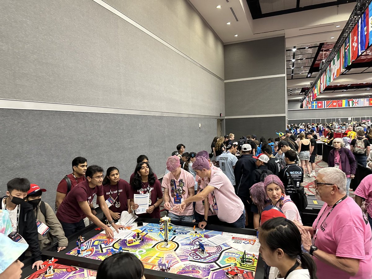 DarthRappers's tweet image. Pits buzzing with Encore energy,  
Design, build, code, with Spain and Puerto Rico teams, on the fly!  
A collaboration challenge, bright and early! 
#FIRSTChamp @FIRSTweets