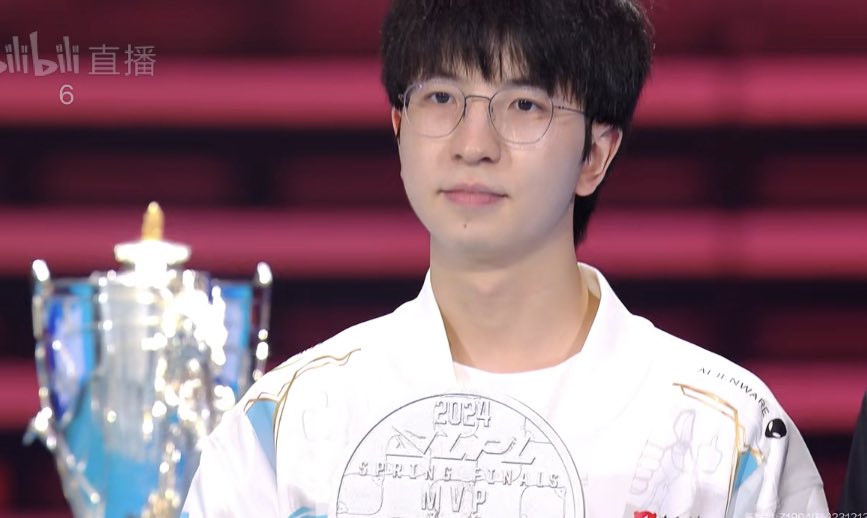 elk says that he feels his hard work was worth it and he is grateful to his past self for not giving up even through tough times he thanks his teammates and staff: “only we know what we have been through”