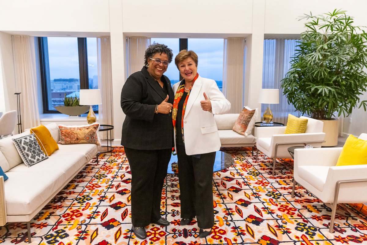 Catching up with dear @miaamormottley, Prime Minister of Barbados. The IMF is a proud partner of 🇧🇧 on its climate resilience and green economy initiatives, supported by the RST. Thank you, Mia, for being such a powerful voice for small and fragile islands states.