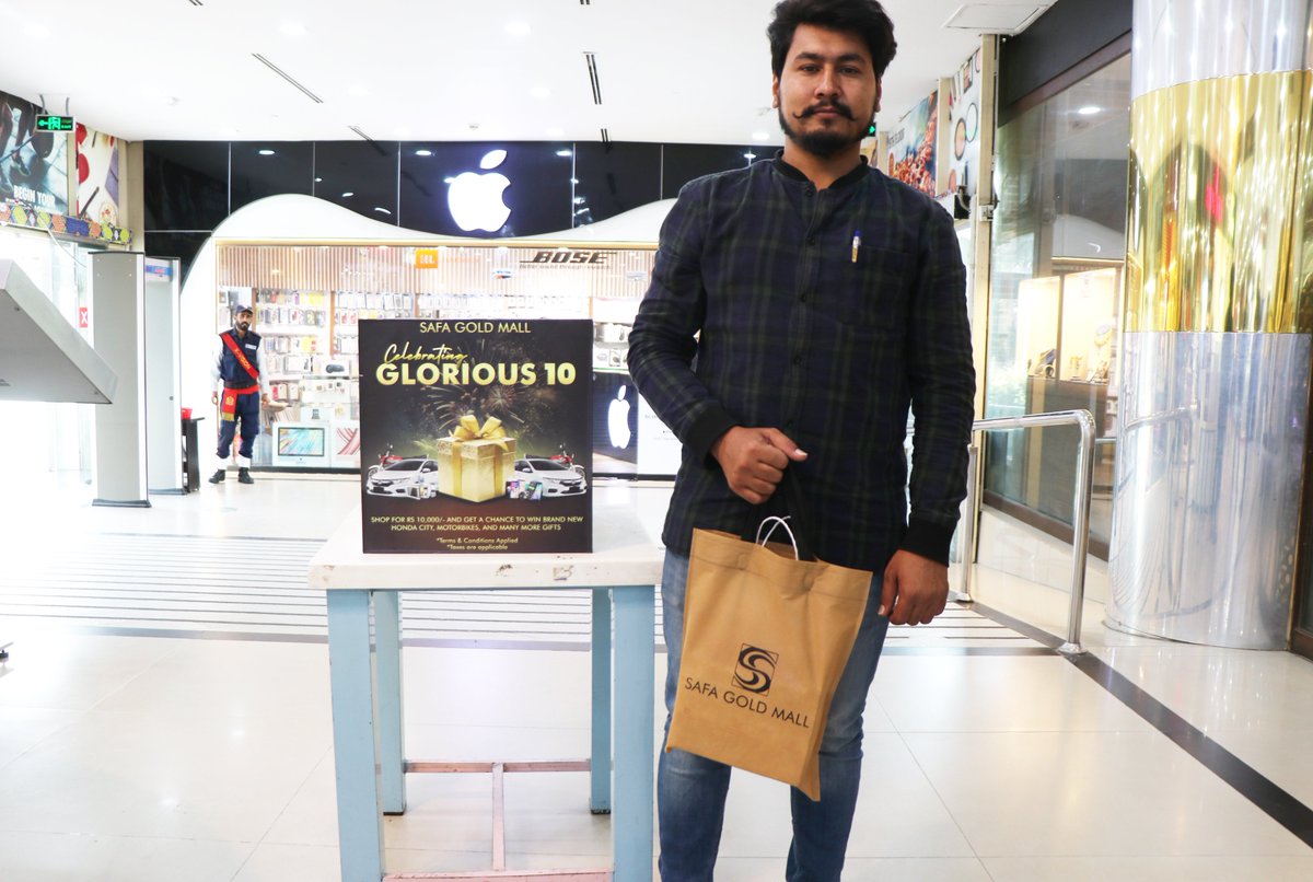 Congratulations to M. Amir Baheer, our Day 8 lucky draw winner, receiving gifts sponsored by Safa Gold Mall, and Shaheen Grocers! 🎉

#safagoldmall #safagold #chandraat #mehndinight #celebration #10yearscelebration #luckydrawwinner