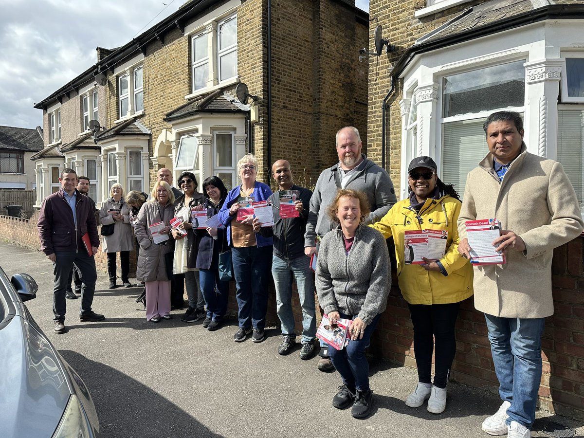 Great morning in Whalebone Ward on the #LabourDoorstep with the local councillors and #TeamMargaret! Lots of support for @Margaret4DR and @unmeshdesai @LondonLabour. Bring on Polling Day and a General Election! 🌹✊