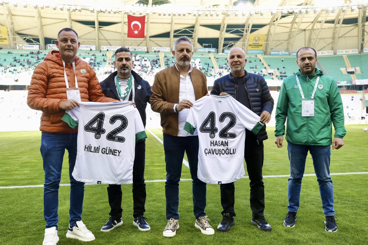 📸 Başkanımız Ömer Korkmaz, Corendon Alanyaspor Başkanı Hasan Çavuşoğlu’na karşılaşma öncesi forma takdim etti. Nalçacılılar Taraftarlar Derneği Başkanı İbrahim Apalı ise Alanyaspor Yörükler Taraftar Grubu Lideri Hilmi Güney ile stadyumda bir araya geldi.